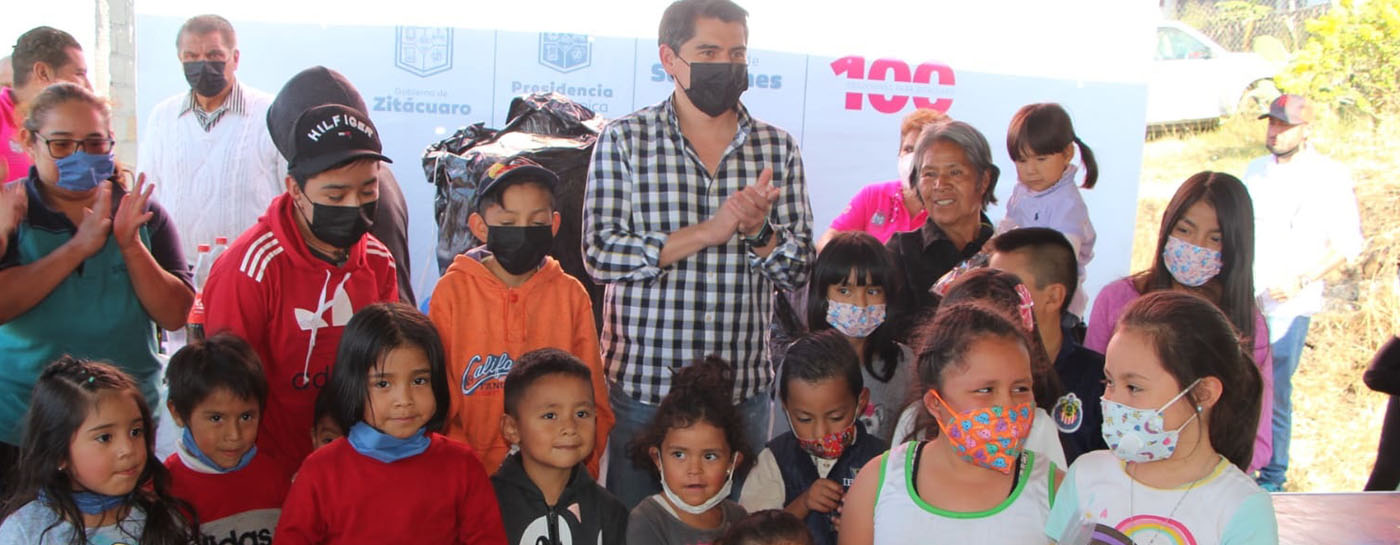 Lleva Toño Ixtlahuac mensaje de navidad a familias Zitacuarenses