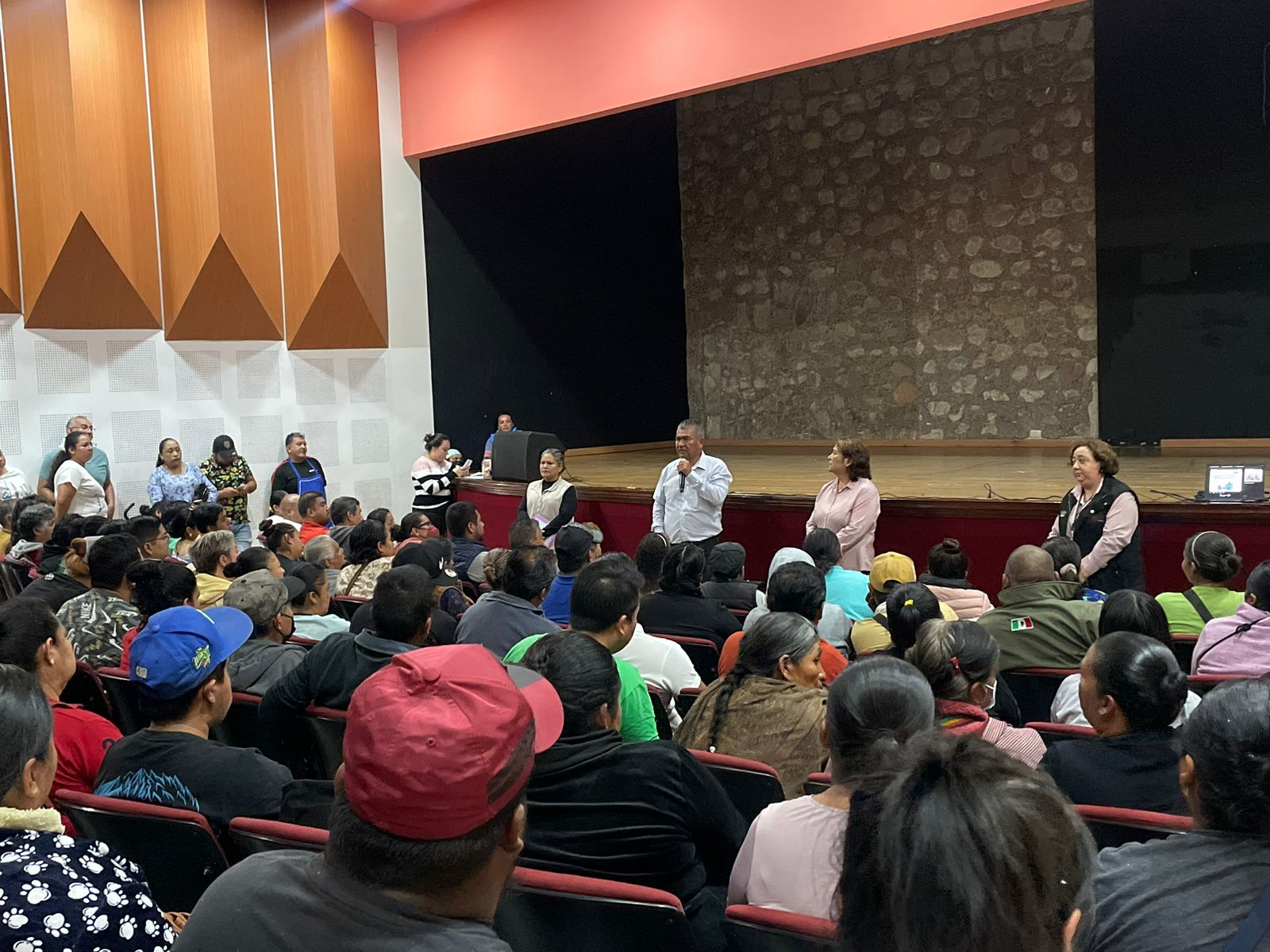 Coordina Gobierno Municipal y COEPRIS capacitación a vendedores de alimentos.