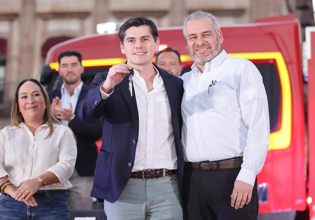 ¡Histórico! Por primera vez, Bomberos reciben unidad móvil nueva y totalmente equipada.