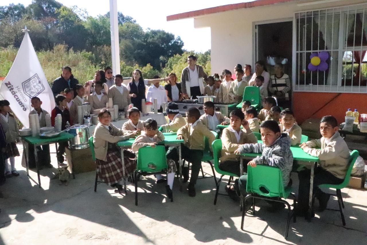 Equipa Gobierno de Soluciones desayunador en escuelas de Zirahuato.
