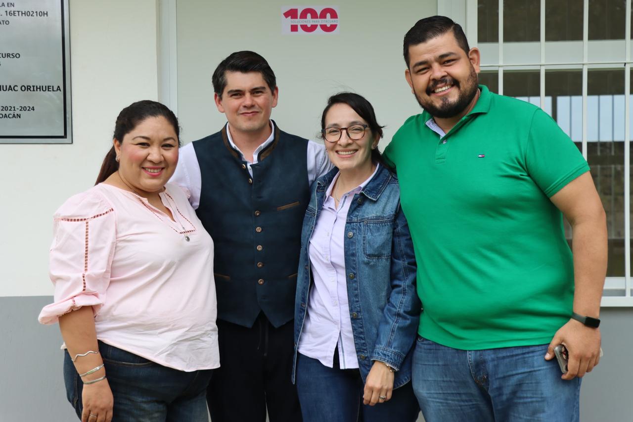 Entrega Toño Ixtláhuac aula en escuela de Francisco Serrato 